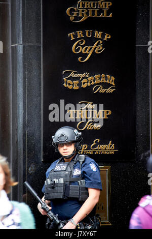 NYPD schützende Sicherheit Detail außerhalb von Trump Tower Manhattan New York City USA Stockfoto