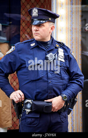 NYPD schützende Sicherheit Detail außerhalb von Trump Tower Manhattan New York City USA Stockfoto