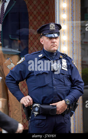 NYPD schützende Sicherheit Detail außerhalb von Trump Tower Manhattan New York City USA Stockfoto