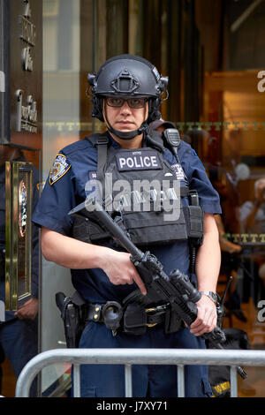 schwer bewaffnet Nypd schützende Sicherheit Detail außerhalb von Trump Tower Manhattan New York City USA Stockfoto