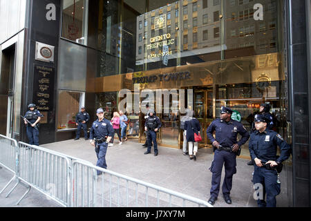 NYPD schützende Sicherheit Detail und Screening Cordon vor Eingang Trump tower Manhattan New York City USA Stockfoto