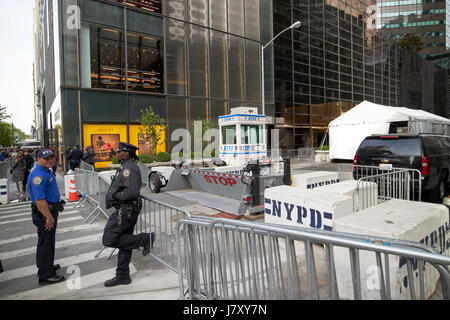 Straße geschlossen und Nypd schützende Sicherheit Detail außerhalb von Trump Tower Manhattan New York City USA blockiert Stockfoto