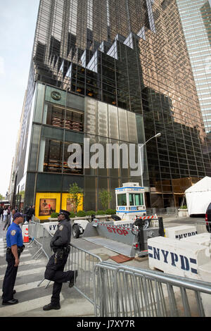 NYPD schützende Sicherheit Detail außerhalb von Trump Tower Manhattan New York City USA Stockfoto