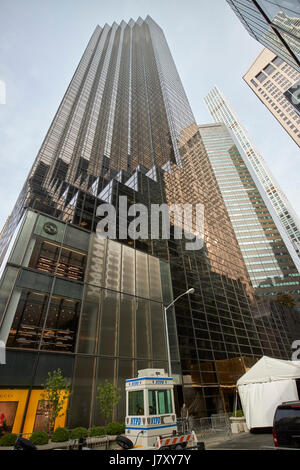 NYPD schützende Sicherheit Detail außerhalb von Trump Tower Manhattan New York City USA Stockfoto