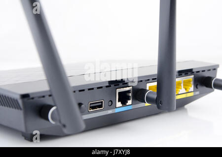 Moderne WLAN-Router auf weißem Hintergrund hautnah Stockfoto