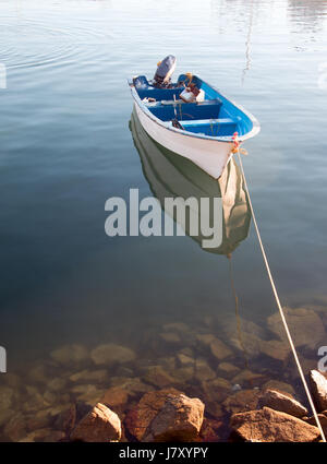 Kleines Fischerboot in Cabo San Lucas Marina verankert Stockfoto