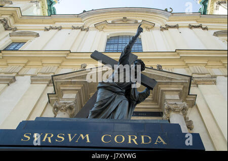 Skulptur von Christus mit seinem Kreuz von Pius Welonski auf barocke Kirche des Heiligen Kreuzes in Warschau, Polen, 4. April 2017 © wojciech Strozyk/Alamy S Stockfoto