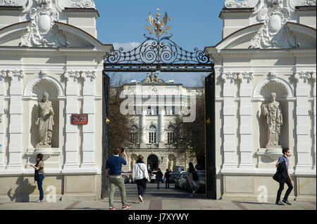 Haupteingang zur Universität Warschau (Uniwersytet Warszawski) in Warschau, Polen © Wojciech Strozyk / Alamy Stock Photo Stockfoto