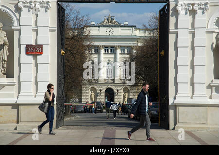 Haupteingang zur Universität Warschau (Uniwersytet Warszawski) in Warschau, Polen © Wojciech Strozyk / Alamy Stock Photo Stockfoto