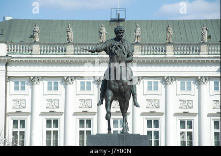 Bertel Thorvaldsens Statue des Prinzen Józef Poniatowski vor dem Präsidentenpalast in Warschau, Polen 4. April 2017 © Wojciech Strozyk / Alamy Stockfoto