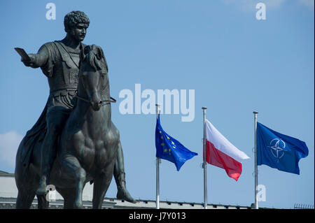 Bertel Thorvaldsens Statue des Prinzen Józef Poniatowski vor dem Präsidentenpalast in Warschau, Polen 4. April 2017 © Wojciech Strozyk / Alamy Stockfoto