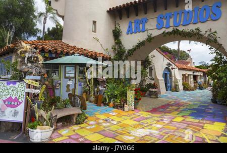 Balboa Park Spanish Village Art Studios Eingangstor. Souvenirläden für Touristen farbenfrohe Kopfsteinpflasterstraßen San Diego Kalifornien Südwesten der USA Stockfoto