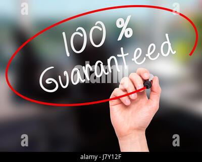 Mann Handschrift 100 Prozent garantiert mit Markierung auf transparente wischen Board. Isoliert auf Büro. Business, Internet, Technologie-Konzept. Stock Foto Stockfoto