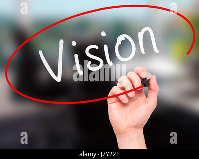 Hand des Mannes Vision mit Marker auf transparente wischen Board schreiben. Isoliert auf Büro. Business, Internet, Technologie-Konzept.  Stock Foto Stockfoto