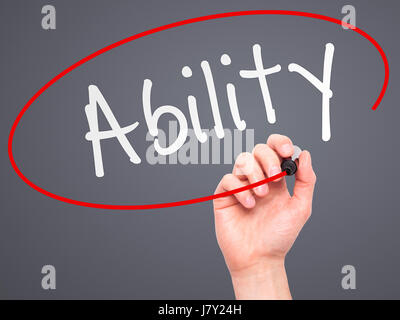 Hand des Mannes Fähigkeit mit Marker auf transparente wischen Board schreiben. Isoliert auf grau. Business, Internet, Technologie-Konzept. Stock Foto Stockfoto