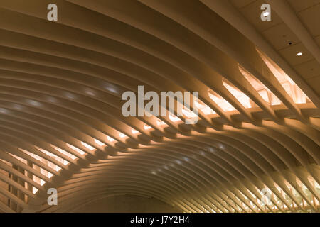 Innenraum des Oculus World Trade Center Transportation Hub Weg Abschnitt, New York Stockfoto