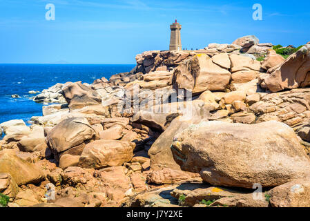 Ploumanach Leuchtturm, Felsbrocken auf die Côte de Granit Rose, rosa Granit Küste, Bretagne, Frankreich, Ansicht von Sentier des Douaniers Weg Stockfoto