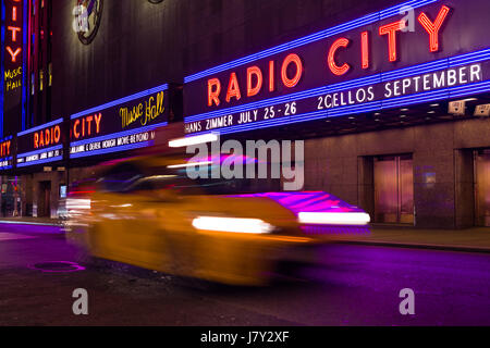 Gelbes Taxi Cab Nachtfahrten Vergangenheit Radio City Music Hall, New York Stockfoto