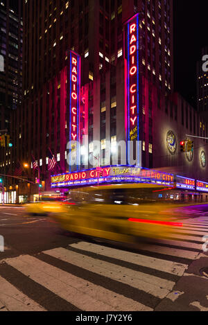 Gelbes Taxi Cab Nachtfahrten Vergangenheit Radio City Music Hall, New York Stockfoto