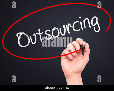 Hand des Mannes Outsourcing mit Marker auf transparente wischen Board schreiben. Isoliert auf schwarz. Business, Internet, Technologie-Konzept. Stock Foto Stockfoto