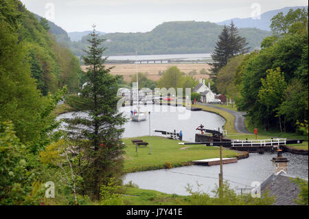 EIN SEGELBOOT AUF DEM CRINAN KANAL IN DER NÄHE VON LOCHGILPHEAD SCHOTTLAND UK RE BOOTFAHREN URLAUB KREUZFAHRT TOURISTEN Stockfoto