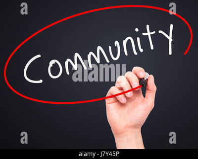 Hand des Mannes Gemeinschaft mit Marker auf transparente wischen Board schreiben. Isoliert auf schwarz. Business, Internet, Technologie-Konzept. Stock Foto Stockfoto