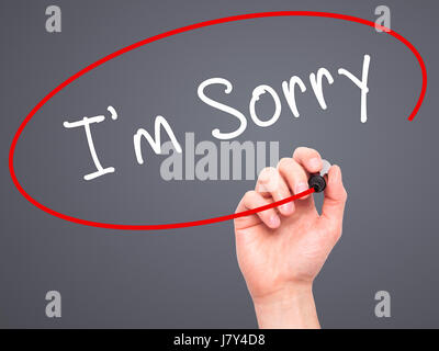 Hand des Menschen schreiben, I 'm Sorry mit Markierung auf transparente wischen Board. Isoliert auf grau. Business, Internet, Technologie-Konzept. Stock Foto Stockfoto