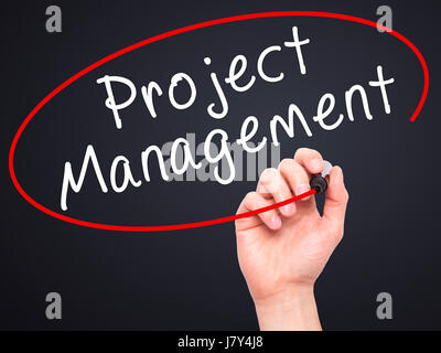 Hand des Mannes Projektmanagement mit Marker auf transparente wischen Board schreiben. Isoliert auf schwarz. Business, Internet, Technologie-Konzept. Stock Foto Stockfoto