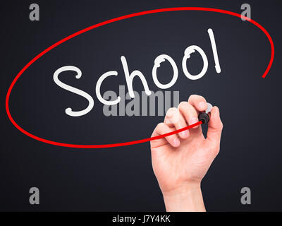 Hand des Mannes schreiben Schule mit Filzstift auf transparente wischen. Isoliert auf schwarz. Business, Internet, Technologie-Konzept. Stock Foto Stockfoto