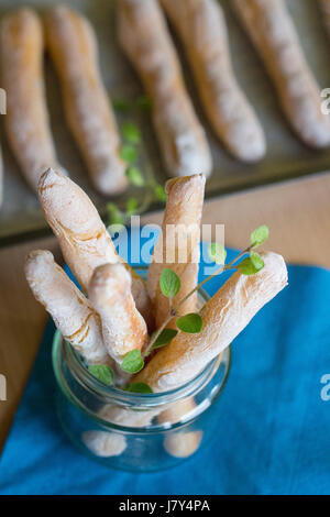 Brot-Sticks in einem Glas Stockfoto