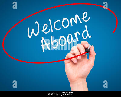 Hand des Mannes Welcome Aboard auf Bildschirm zu schreiben. Geschäft, Hilfe, Internet, Technologie-Konzept. Isoliert auf blau. Stock Foto Stockfoto