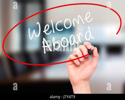 Hand des Mannes Welcome Aboard auf Bildschirm zu schreiben. Geschäft, Hilfe, Internet, Technologie-Konzept. Isoliert auf Büro. Stock Foto Stockfoto