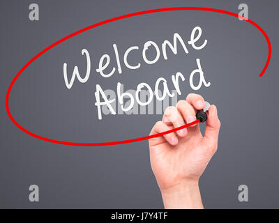 Hand des Mannes Welcome Aboard auf Bildschirm zu schreiben. Geschäft, Hilfe, Internet, Technologie-Konzept. Isoliert auf grau. Stock Foto Stockfoto