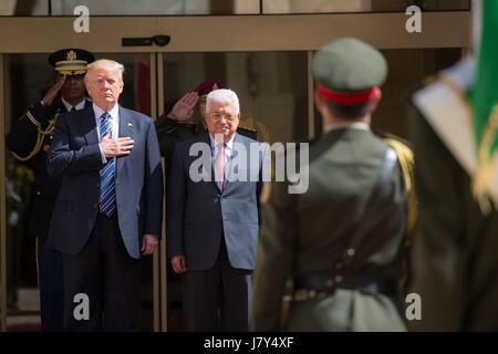 US-Präsident Donald Trump steht mit Präsident der palästinensischen Autonomiebehörde Mahmoud Abbas bei Ankunft Zeremonien am Präsidentenpalast 23. Mai 2017 in Bethlehem, West Bank. Stockfoto