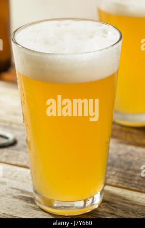 Leichten erfrischenden Sommer Craft Beer in ein Pint Glas Stockfoto