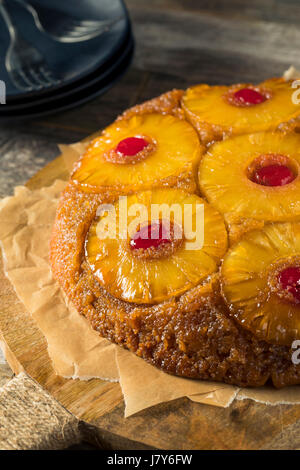 Süsse hausgemachte Ananas auf den Kopf nach unten-Kuchen mit Kirschen Stockfoto