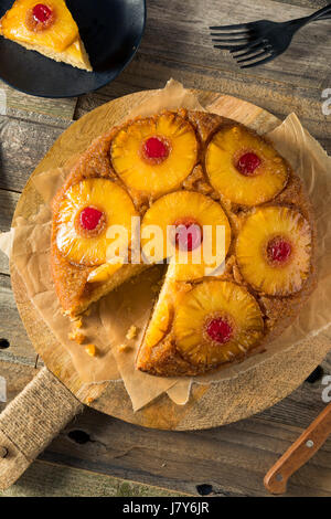 Süsse hausgemachte Ananas auf den Kopf nach unten-Kuchen mit Kirschen Stockfoto