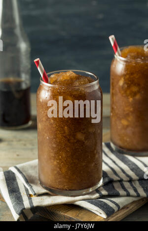 Hausgemachte Limonade matschigen Getränk mit einem Strohhalm eingefroren Stockfoto