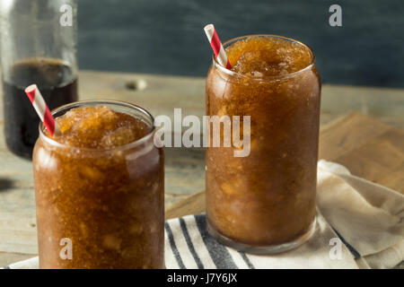 Hausgemachte Limonade matschigen Getränk mit einem Strohhalm eingefroren Stockfoto