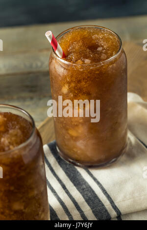 Hausgemachte Limonade matschigen Getränk mit einem Strohhalm eingefroren Stockfoto