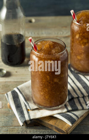 Hausgemachte Limonade matschigen Getränk mit einem Strohhalm eingefroren Stockfoto