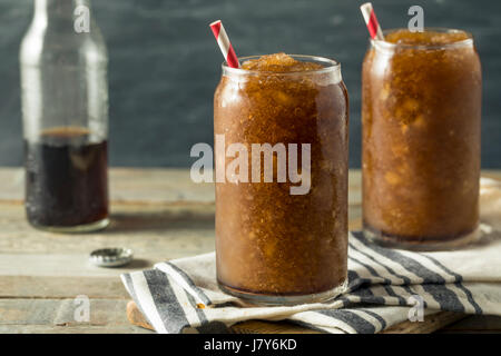 Hausgemachte Limonade matschigen Getränk mit einem Strohhalm eingefroren Stockfoto