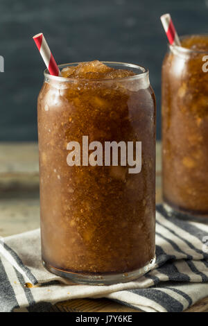 Hausgemachte Limonade matschigen Getränk mit einem Strohhalm eingefroren Stockfoto