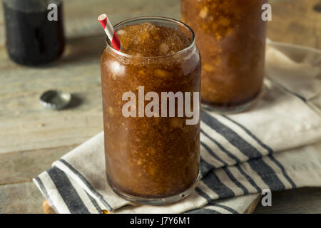 Hausgemachte Limonade matschigen Getränk mit einem Strohhalm eingefroren Stockfoto