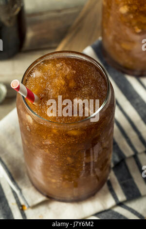 Hausgemachte Limonade matschigen Getränk mit einem Strohhalm eingefroren Stockfoto