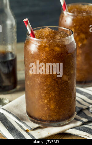 Hausgemachte Limonade matschigen Getränk mit einem Strohhalm eingefroren Stockfoto