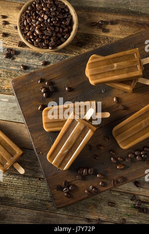 Hausgemachte erfrischenden Eistee Kaffee Eis am Stiel Stockfoto