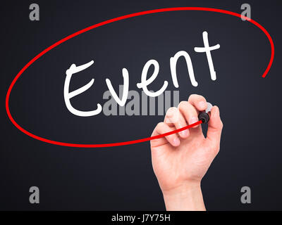Hand des Mannes Event mit schwarzem Filzstift auf Bildschirm zu schreiben. Isoliert auf schwarz. Wirtschaft, Technologie, Internet-Konzept. Stock Bild Stockfoto
