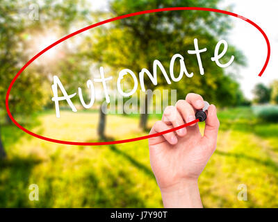 Hand des Mannes automatisieren mit schwarzem Filzstift auf Bildschirm zu schreiben. Isoliert auf Natur. Wirtschaft, Technologie, Internet-Konzept. Stock Foto Stockfoto