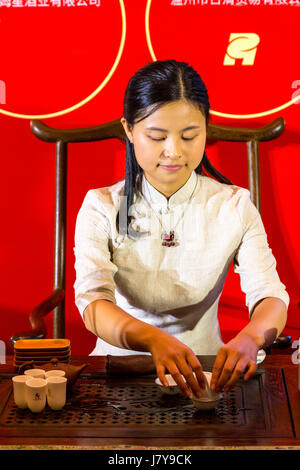 Wenzhou, Zhejiang, China.  Junge Dame zeigt Tee-Service. Stockfoto